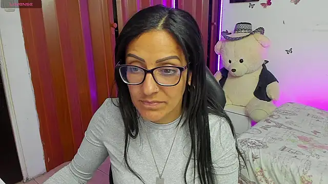 Snapshot of alma_blue chatting on 11.04.25 alma blue online show from 11.04.25