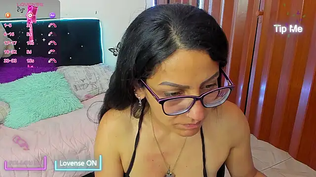 Snapshot of alma_blue chatting on 11.21.25 alma blue online show from 11.21.25