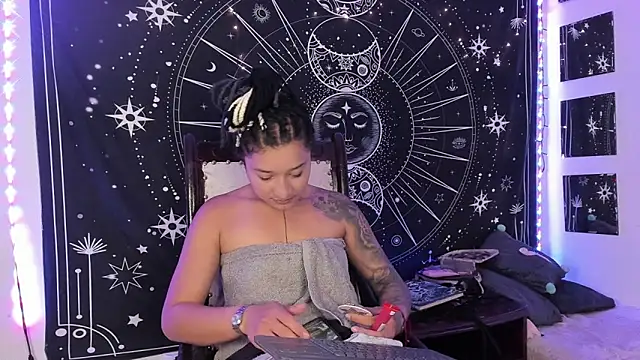 Snapshot of Eva_Lee_ chatting on 10.01.25 Eva Lee online show from 10.01.25