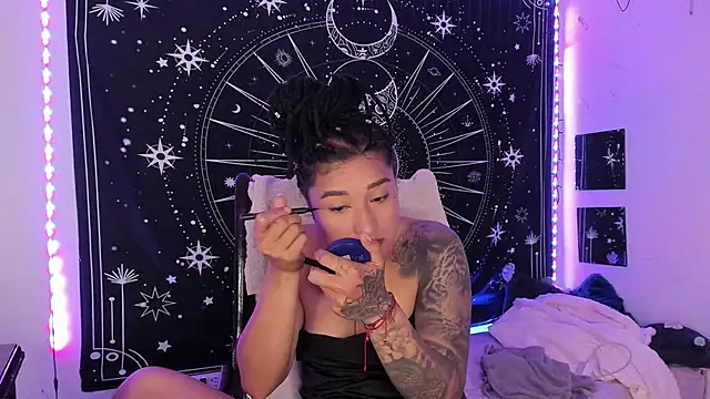 Snapshot of Eva_Lee_ chatting on 11.25.25 Eva Lee online show from 11.25.25