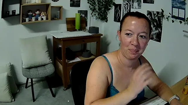 Snapshot of AnyaKrey@xh chatting on 10.26.25 AnyaKreyxh online show from 10.26.25