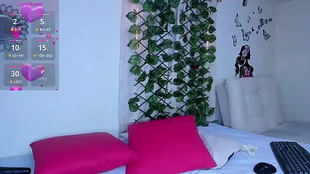 Juli Castillo8 online show from 09.25.25