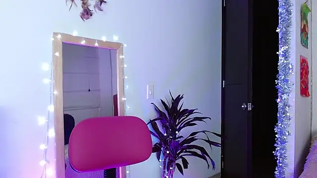 Snapshot of alisseallie chatting on 12.20.24 alisseallie online show from 12.20.24