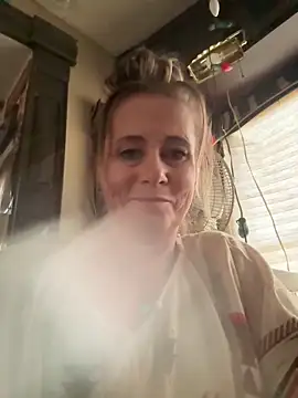 Snapshot of SummerBlueMoon chatting on 12.14.25 SummerBlueMoon online show from 12.14.25