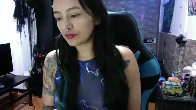 Snapshot of AngelaQueen_ chatting on 10.14.25 AngelaQueen online show from 10.14.25