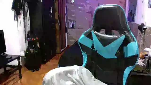 Snapshot of AngelaQueen_ chatting on 10.19.25 AngelaQueen online show from 10.19.25