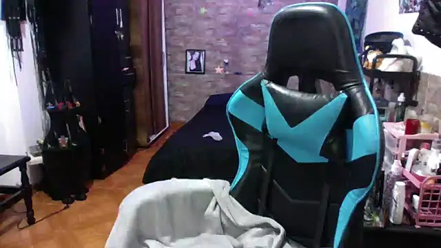 Snapshot of AngelaQueen_ chatting on 11.13.25 AngelaQueen online show from 11.13.25