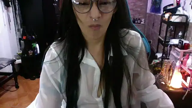 Snapshot of AngelaQueen_ chatting on 11.30.25 AngelaQueen online show from 11.30.25