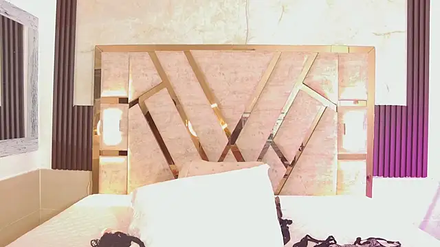 Athenea Mills online show from 10.04.25