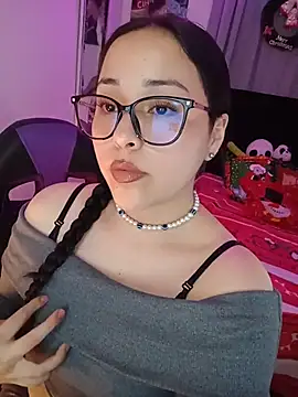 Snapshot of persefone_core chatting on 12.21.25 persefone core online show from 12.21.25