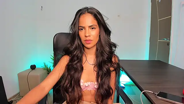 Snapshot of camille-rose chatting on 02.18.25 camille-rose online show from 02.18.25