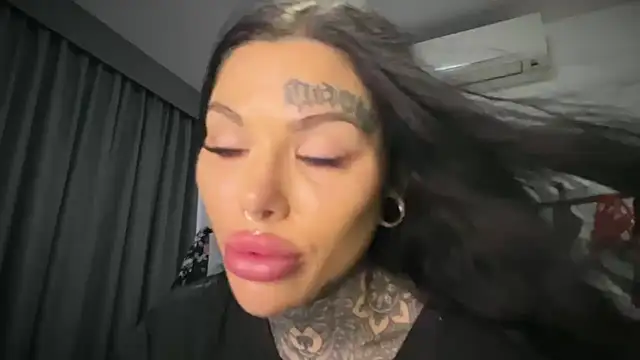 claudiacvc95 online show from 10.28.25