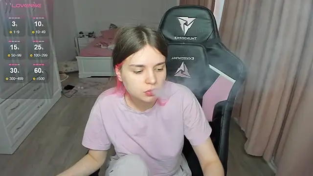 Snapshot of lil_cassie chatting on 10.26.25 lil cassie online show from 10.26.25