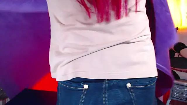 Snapshot of IsabelaLatina chatting on 10.23.25 IsabelaLatina online show from 10.23.25