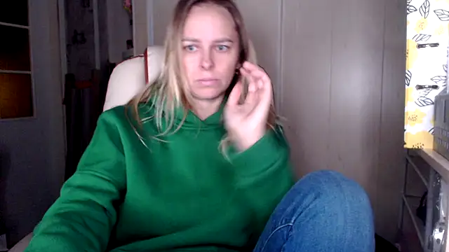 Snapshot of las_sweet chatting on 10.24.25 las sweet online show from 10.24.25