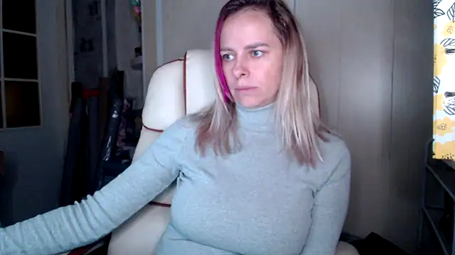 Snapshot of las_sweet chatting on 10.31.25 las sweet online show from 10.31.25