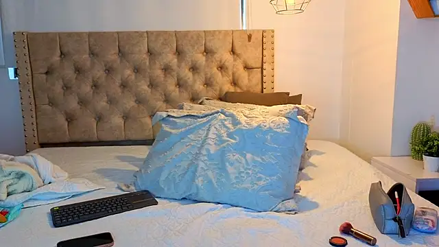 KeryHillson online show from 01.08.26