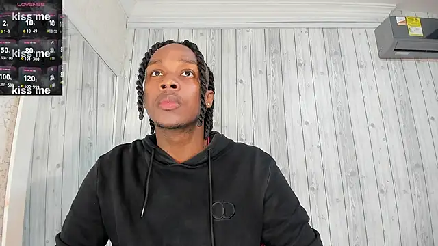 Snapshot of DominicSccott chatting on 02.12.25 DominicSccott online show from 02.12.25