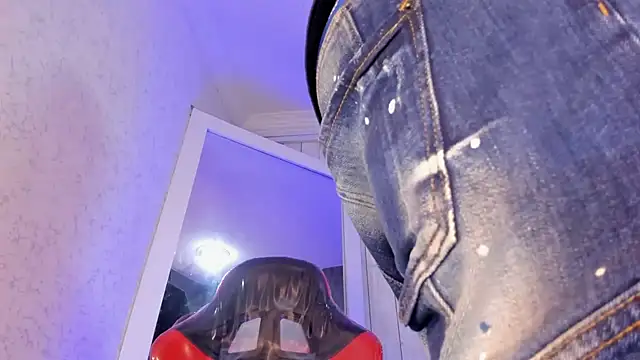 Snapshot of DominicSccott chatting on 10.15.25 DominicSccott online show from 10.15.25