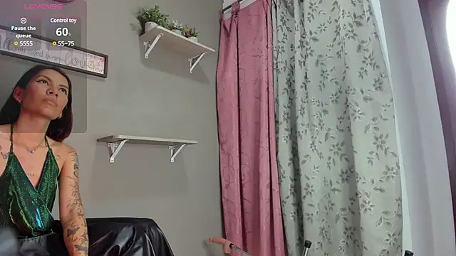 Snapshot of alexandrabootty chatting on 03.12.25 alexandrabootty online show from 03.12.25