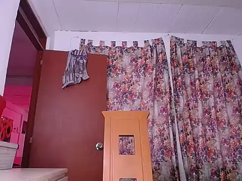 Snapshot of yselahot chatting on 02.10.25 yselahot online show from 02.10.25