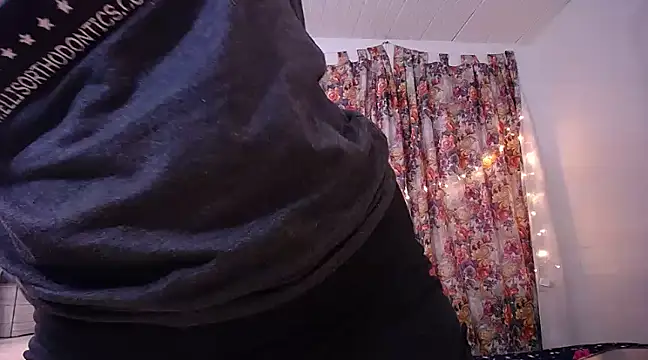 Snapshot of yselahot chatting on 02.18.25 yselahot online show from 02.18.25