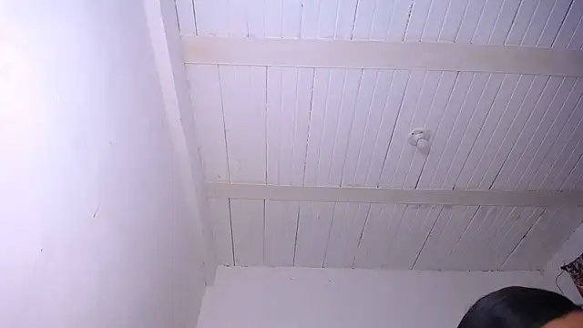 Snapshot of yselahot chatting on 10.27.25 yselahot online show from 10.27.25