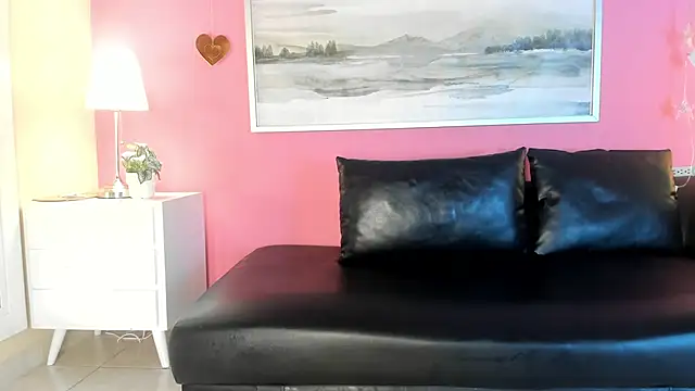 Tiffanysurez  online show from 10.15.25