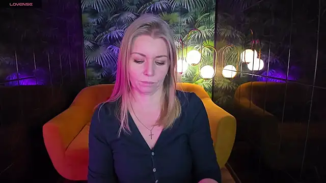 Annie Light online show from 12.05.24