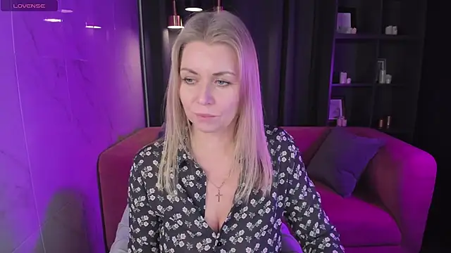 Annie Light online show from 12.17.24