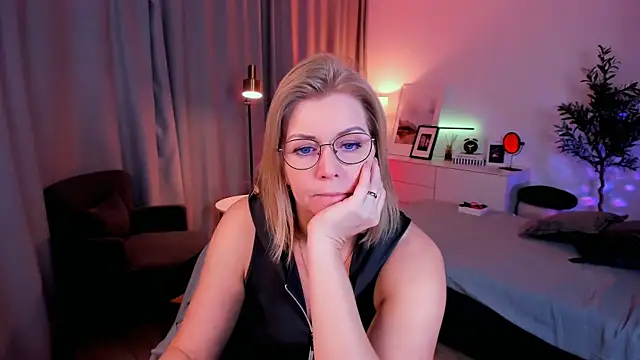 Annie Light online show from 04.17.26