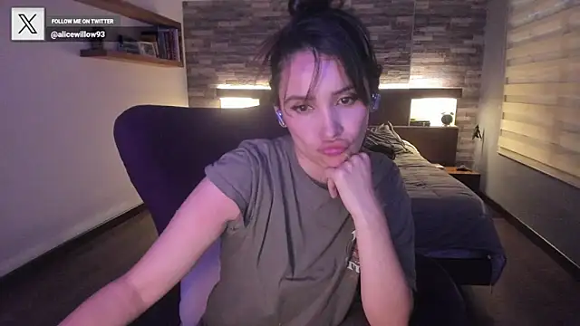 Snapshot of alicewilloww chatting on 10.01.25 alicewilloww online show from 10.01.25