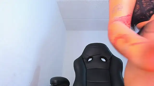 Snapshot of SweetIsabella_x chatting on 12.17.24 SweetIsabella x online show from 12.17.24