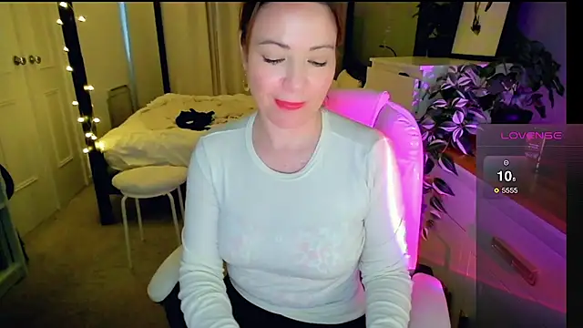 Snapshot of Brit_Housewife chatting on 02.23.26 Brit Housewife online show from 02.23.26