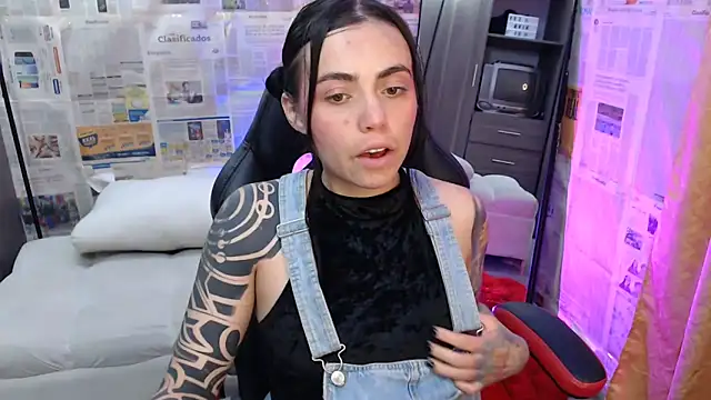 Snapshot of i_am_nina_ chatting on 10.13.25 i am nina online show from 10.13.25