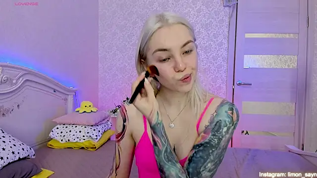 LillyMoure  online show from 03.20.25