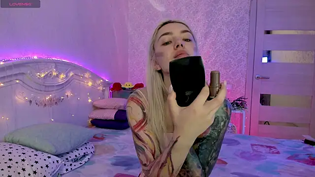 LillyMoure  online show from 10.13.25