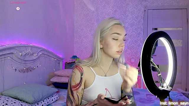 LillyMoure  online show from 10.25.25