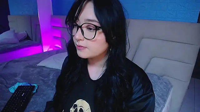 Snapshot of Miss_Loise chatting on 10.13.25 Miss Loise online show from 10.13.25