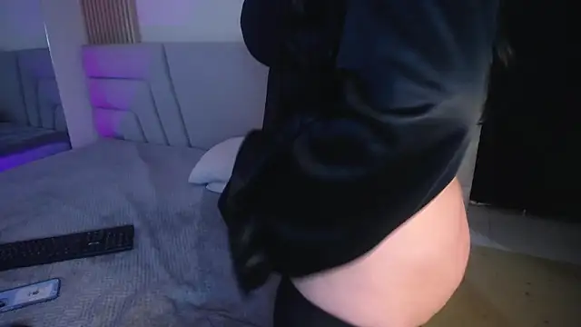 Snapshot of Miss_Loise chatting on 11.15.25 Miss Loise online show from 11.15.25