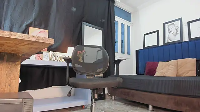 Snapshot of ElizabethBell_ chatting on 02.14.26 ElizabethBell online show from 02.14.26