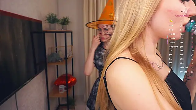 Snapshot of EllenReeves chatting on 10.31.25 EllenReeves online show from 10.31.25