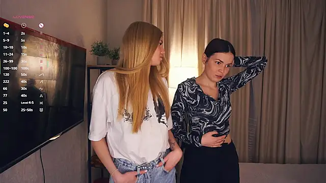 Snapshot of EllenReeves chatting on 11.29.25 EllenReeves online show from 11.29.25