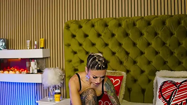 TiffanyMaze online show from 02.12.25