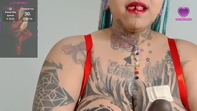 girl squiting online show from 11.22.25