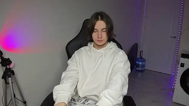 Snapshot of Vincent_Strong chatting on 12.10.24 Vincent Strong online show from 12.10.24