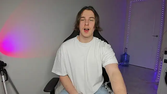 Snapshot of Vincent_Strong chatting on 12.20.24 Vincent Strong online show from 12.20.24