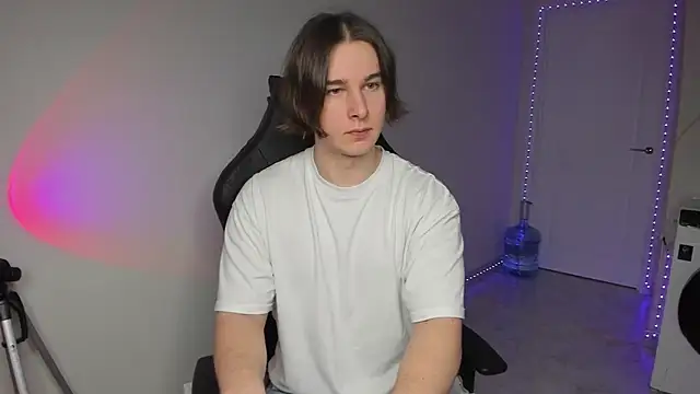 Snapshot of Vincent_Strong chatting on 12.24.24 Vincent Strong online show from 12.24.24