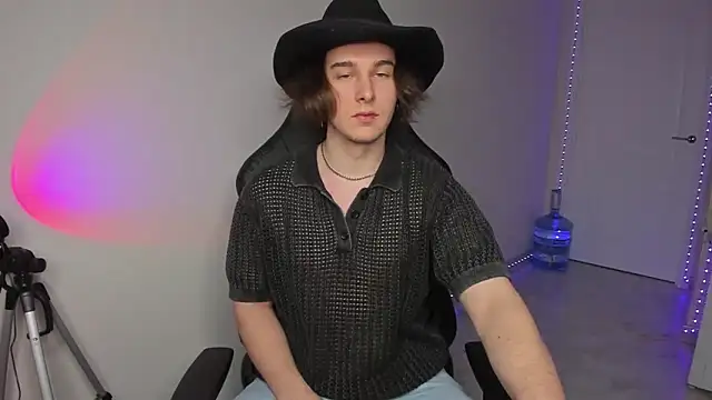 Snapshot of Vincent_Strong chatting on 01.05.25 Vincent Strong online show from 01.05.25