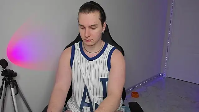 Snapshot of Vincent_Strong chatting on 02.08.25 Vincent Strong online show from 02.08.25